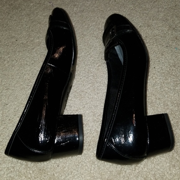 $5 ITEM. Black shoes. MUST BUNDLE WITH TWO OTHER ITEMS - Picture 4 of 7